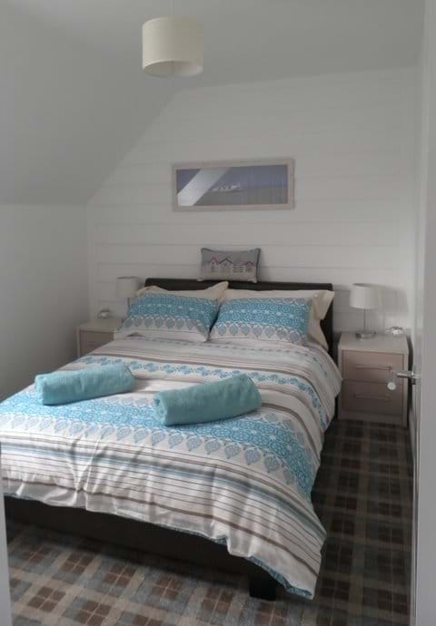 Double bedroom with walk-in wardrobe and TV